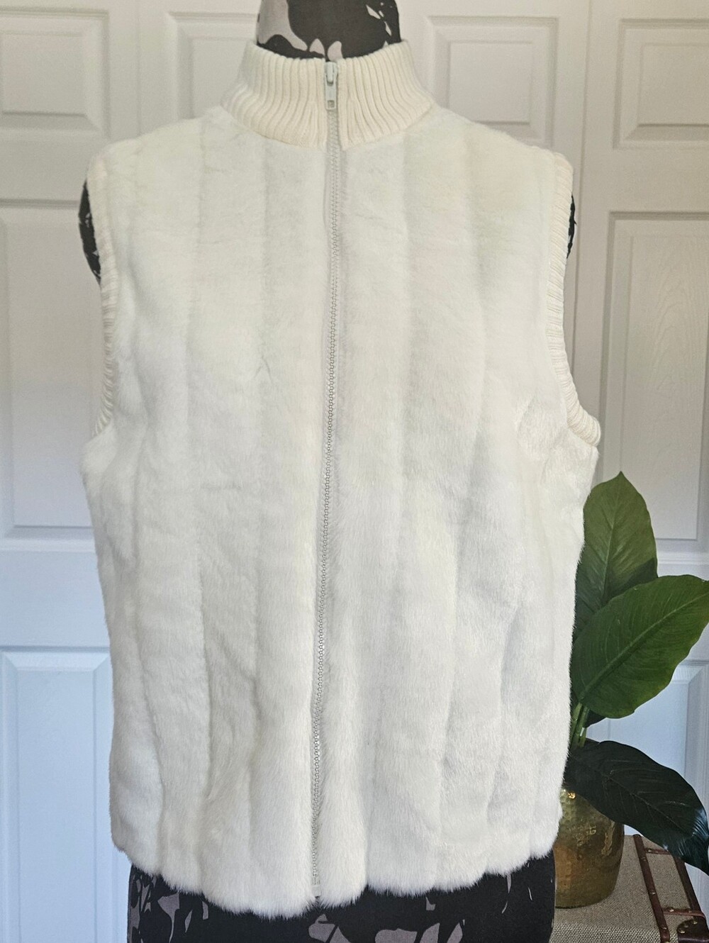 NWT Kathie Lee Vintage Cream Faux Fur Vest Winter Aesthetic Plush Knit Size L